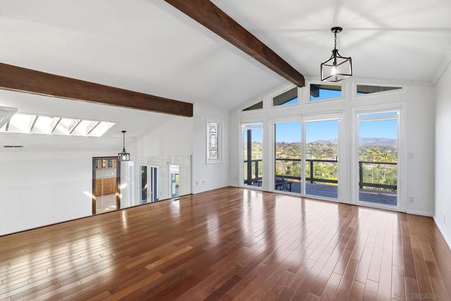 2448 Royal Crest, Escondido, CA 92025