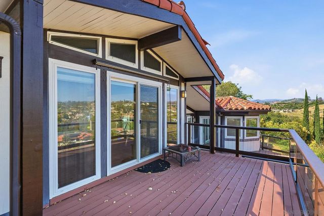 2448 Royal Crest, Escondido, CA 92025