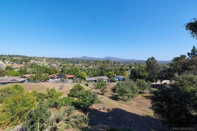 2448 Royal Crest, Escondido, CA 92025