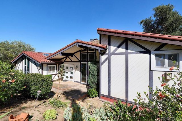 2448 Royal Crest, Escondido, CA 92025
