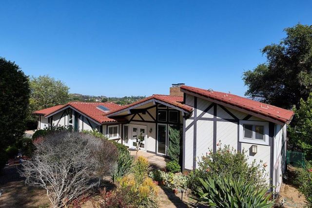 2448 Royal Crest, Escondido, CA 92025