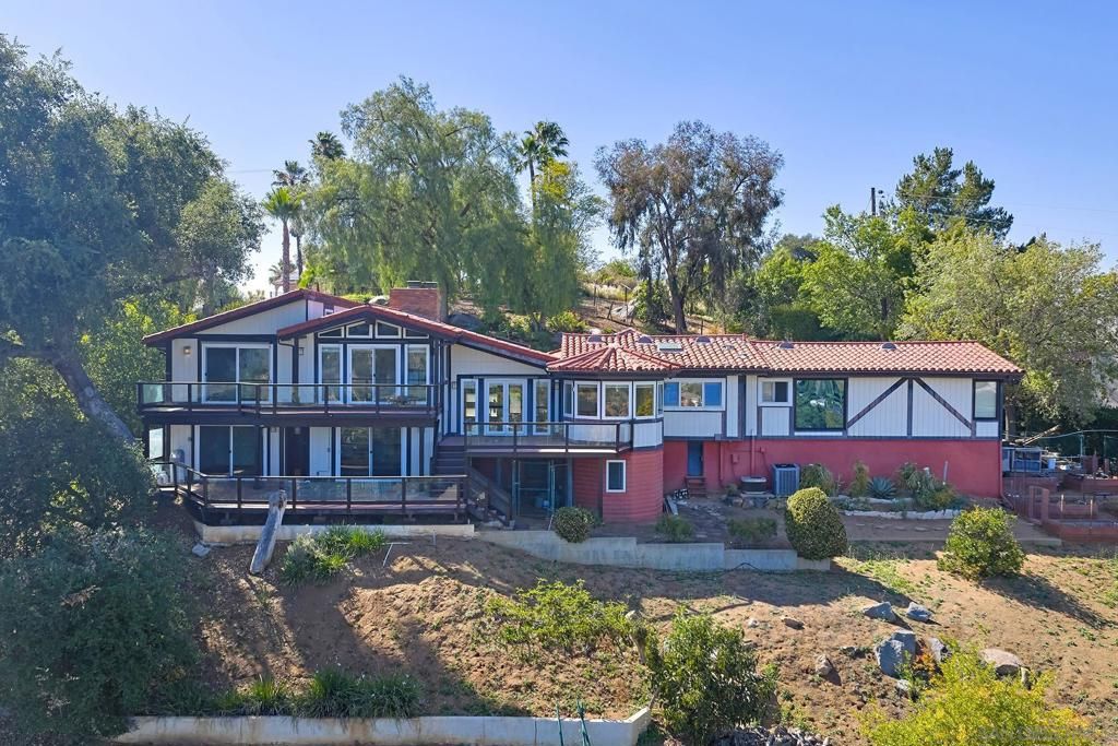 2448 Royal Crest, Escondido, CA 92025