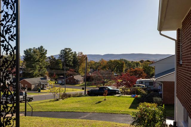 2418 MT VERNON ST, Waynesboro, VA 22980