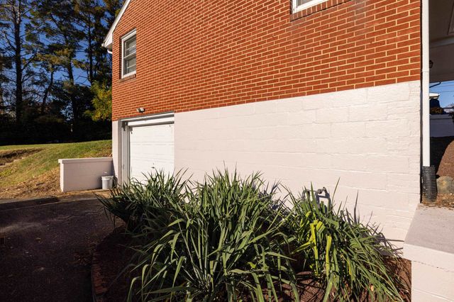 2418 MT VERNON ST, Waynesboro, VA 22980