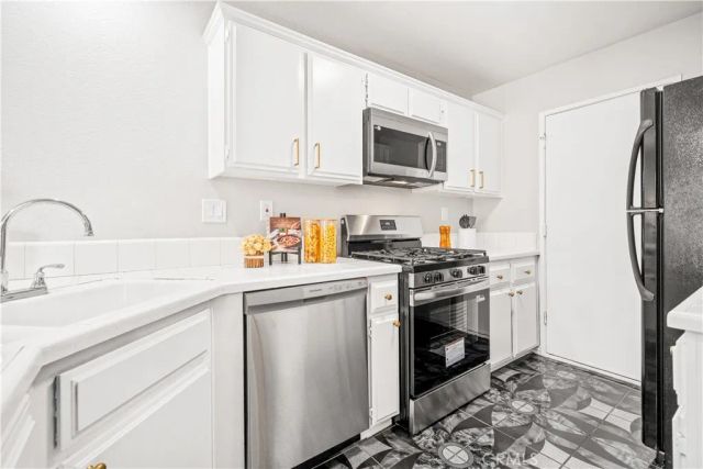 317 Somerset Court, Azusa, CA 91702
