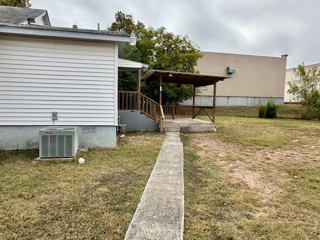 103 Jefferson St, Kerrville, TX 78028