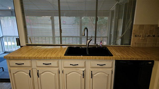 2705 Creekview Drive, Arlington, TX 76016