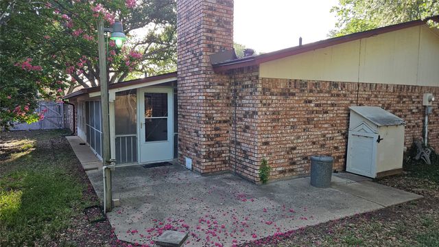 2705 Creekview Drive, Arlington, TX 76016