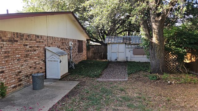 2705 Creekview Drive, Arlington, TX 76016