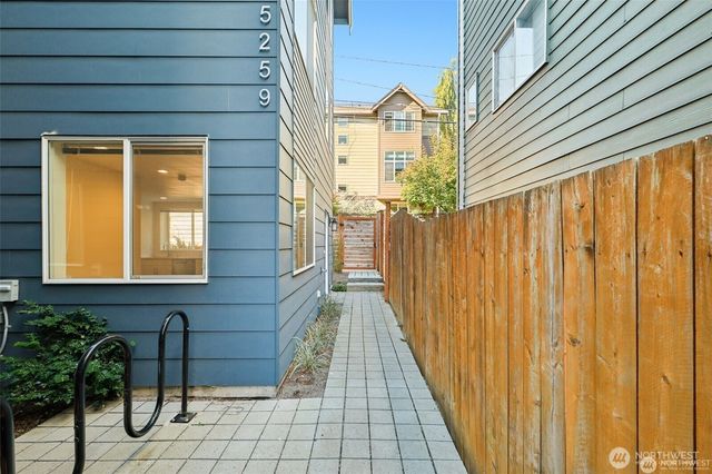 5259 Brooklyn Avenue NE, Seattle, WA 98105
