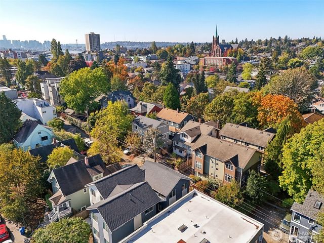 5259 Brooklyn Avenue NE, Seattle, WA 98105