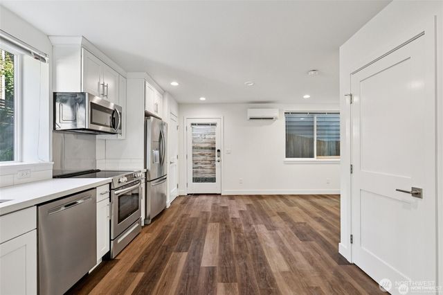 5259 Brooklyn Avenue NE, Seattle, WA 98105