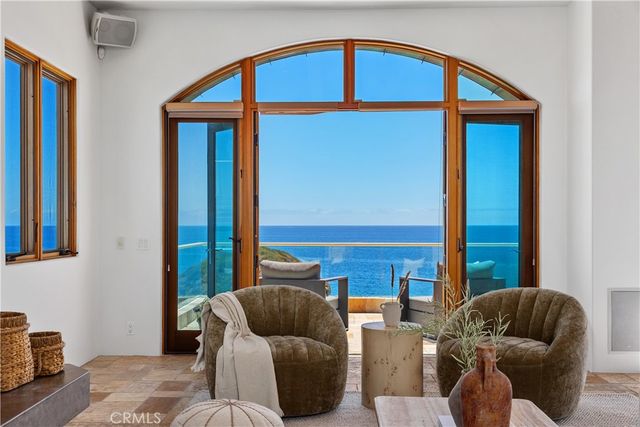 10 S La Senda, Laguna Beach, CA 92651