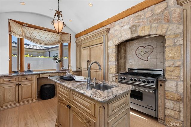 10 S La Senda, Laguna Beach, CA 92651