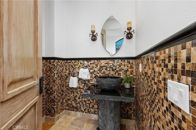 10 S La Senda, Laguna Beach, CA 92651