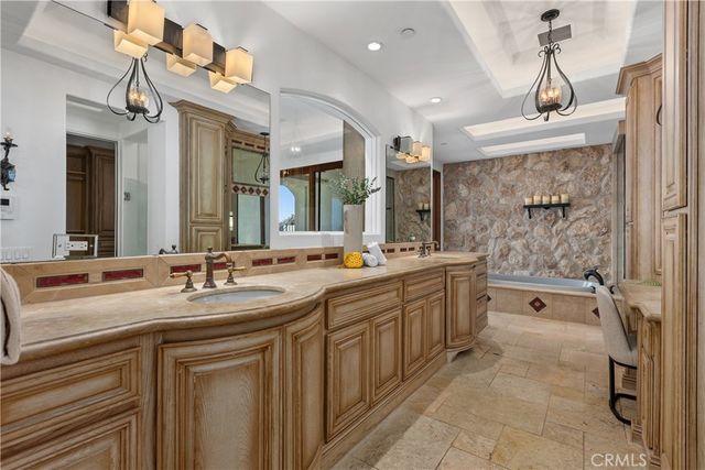 10 S La Senda, Laguna Beach, CA 92651