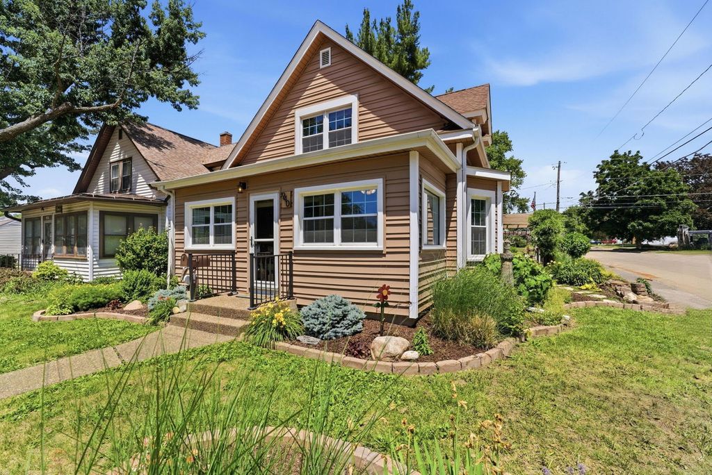 940 Jones Street, Bettendorf, IA 52722