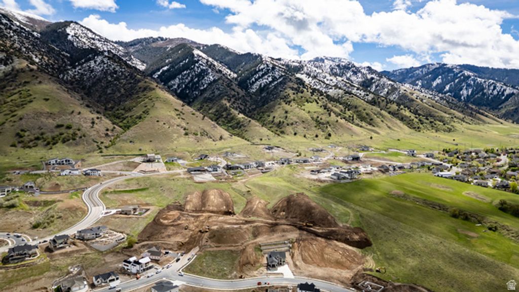 Image 2 of property listing at 810 E 200 N # 16, Providence, UT 84332