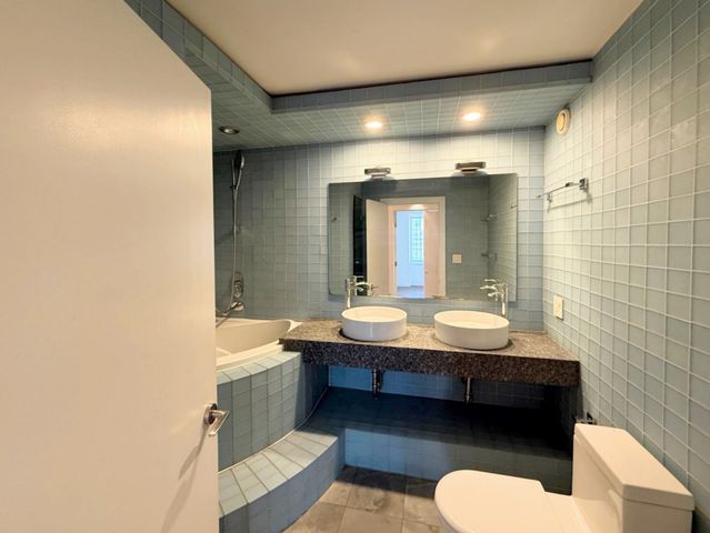 211 E Ohio Street 2707, Chicago, IL 60611