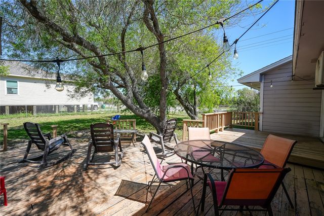 244 E Magnolia Ave, Aransas Pass, TX 78336