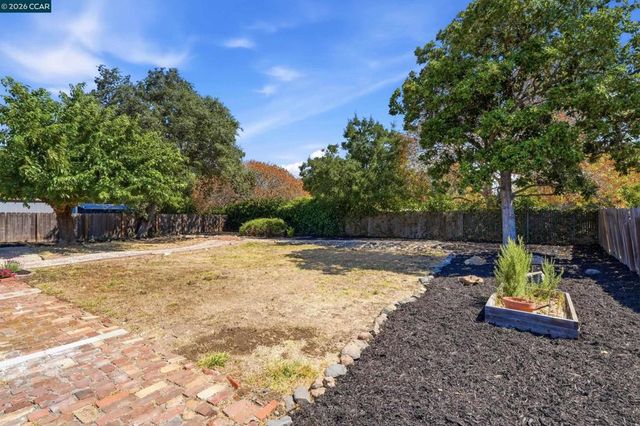 77 Cleopatra Dr, Pleasant Hill, CA 94523