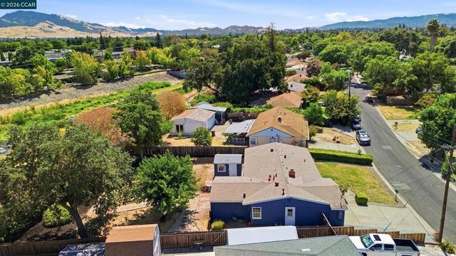 77 Cleopatra Dr, Pleasant Hill, CA 94523