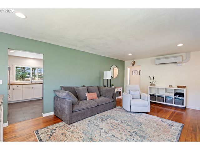 158 Ne GARRECHT St, Roseburg, OR 97470