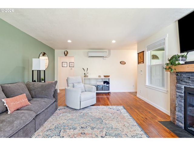 158 Ne GARRECHT St, Roseburg, OR 97470