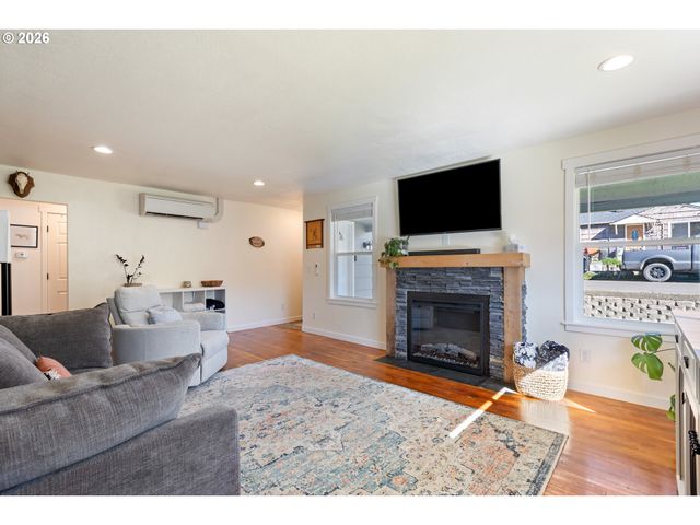 158 Ne GARRECHT St, Roseburg, OR 97470