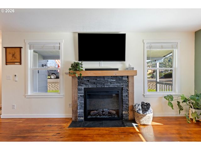 158 Ne GARRECHT St, Roseburg, OR 97470