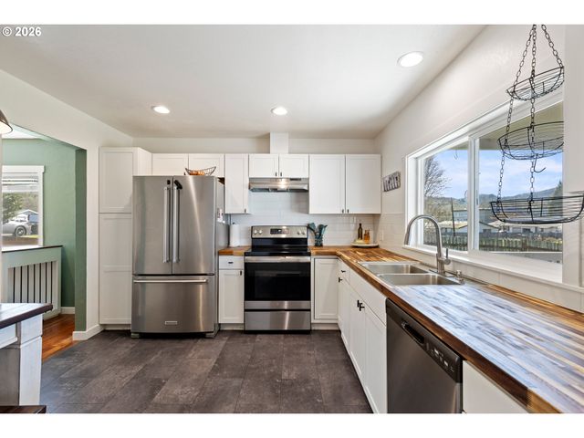 158 Ne GARRECHT St, Roseburg, OR 97470