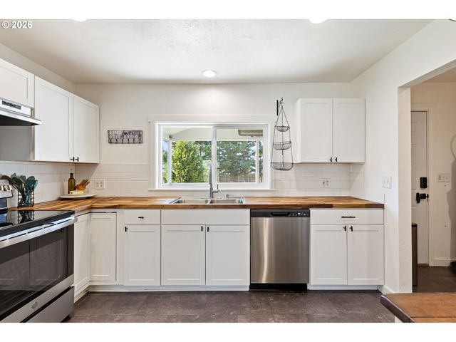 158 Ne GARRECHT St, Roseburg, OR 97470