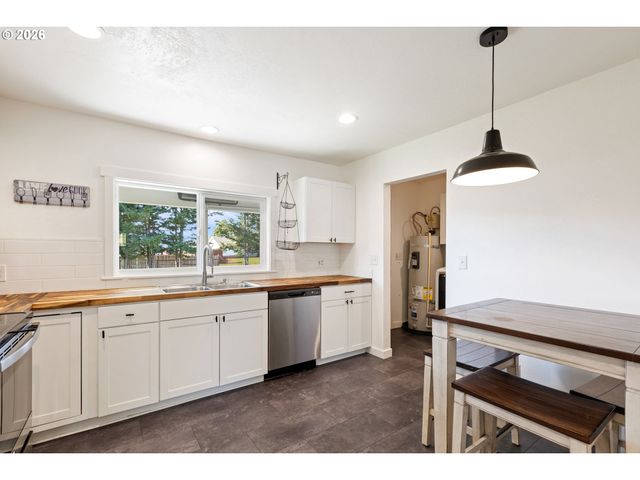 158 Ne GARRECHT St, Roseburg, OR 97470