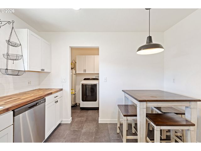 158 Ne GARRECHT St, Roseburg, OR 97470