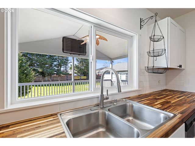 158 Ne GARRECHT St, Roseburg, OR 97470