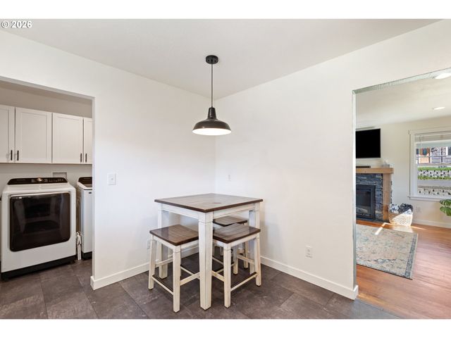 158 Ne GARRECHT St, Roseburg, OR 97470