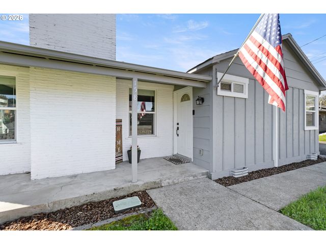 158 Ne GARRECHT St, Roseburg, OR 97470