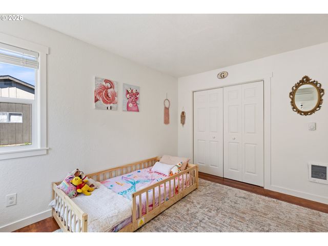 158 Ne GARRECHT St, Roseburg, OR 97470