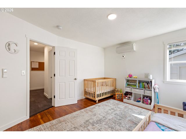 158 Ne GARRECHT St, Roseburg, OR 97470