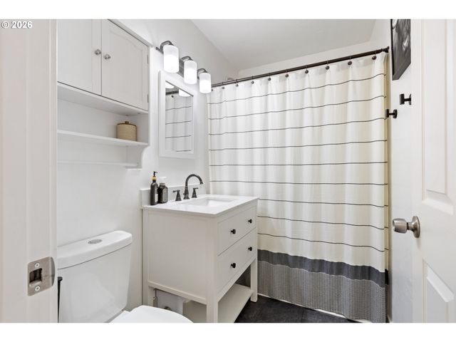 158 Ne GARRECHT St, Roseburg, OR 97470