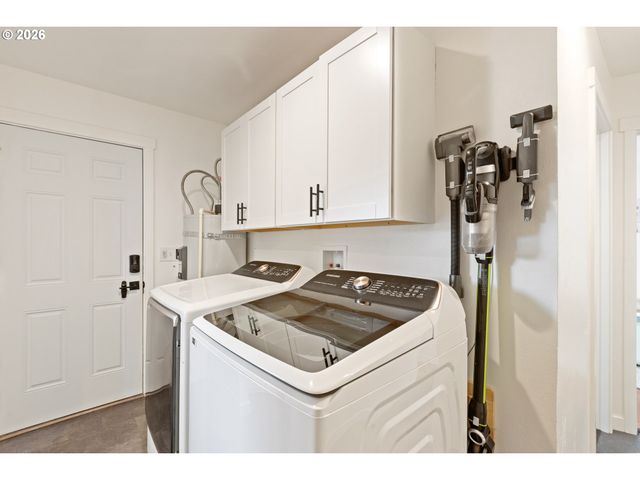 158 Ne GARRECHT St, Roseburg, OR 97470