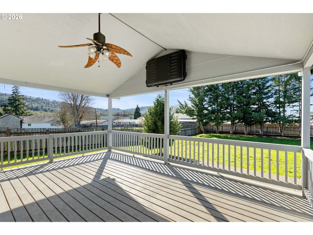 158 Ne GARRECHT St, Roseburg, OR 97470