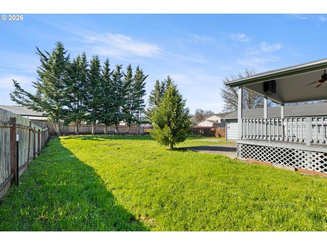 158 Ne GARRECHT St, Roseburg, OR 97470