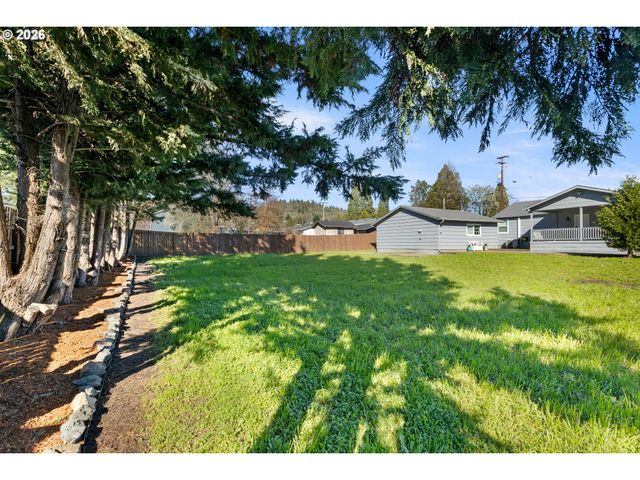 158 Ne GARRECHT St, Roseburg, OR 97470