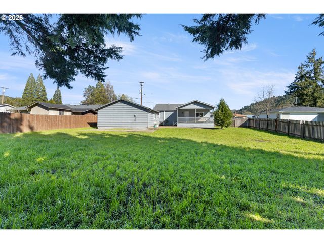 158 Ne GARRECHT St, Roseburg, OR 97470