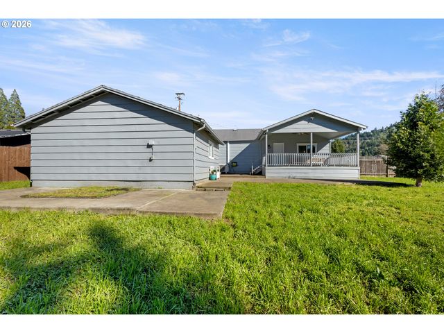 158 Ne GARRECHT St, Roseburg, OR 97470