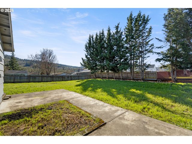 158 Ne GARRECHT St, Roseburg, OR 97470