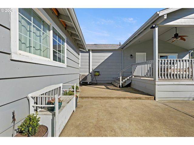 158 Ne GARRECHT St, Roseburg, OR 97470