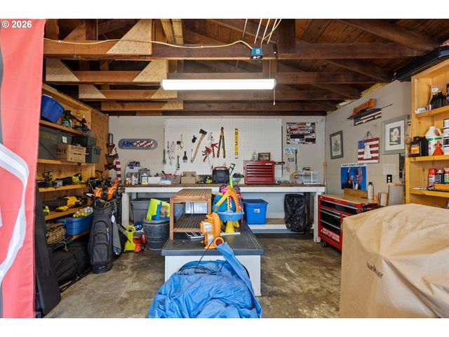 158 Ne GARRECHT St, Roseburg, OR 97470