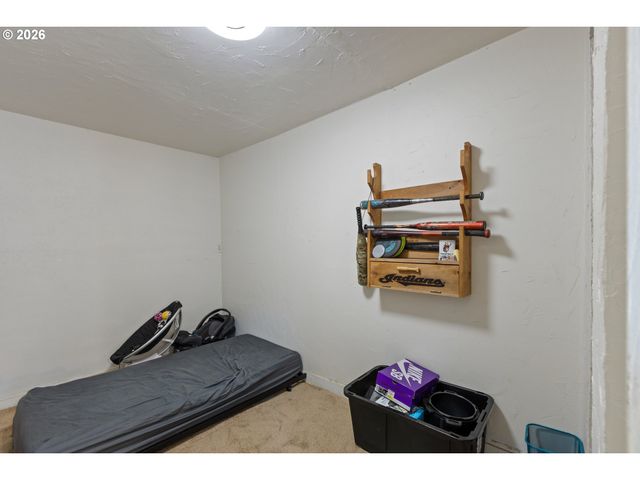 158 Ne GARRECHT St, Roseburg, OR 97470